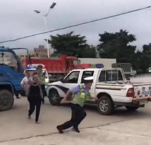 警察拿铁棍打人视频,现场惊心动魄一幕