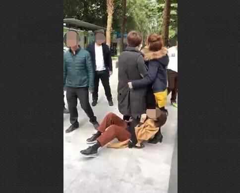 警察拿铁棍打人视频,现场惊心动魄一幕