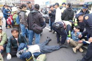 警察拿铁棍打人视频,现场惊心动魄一幕