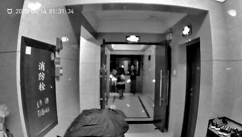 偷门口女鞋视频,揭秘邻里之间的尴尬瞬间