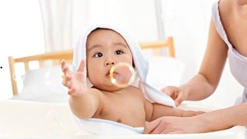 月嫂给宝宝洗澡的视频